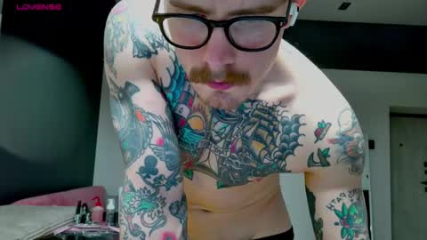 Snapshot of white_king999 chatting on November 30, 1:37 pm Max online show from November 30, 1:37 pm