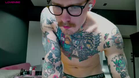 Snapshot of white_king999 chatting on December 15, 3:44 am Max online show from December 15, 3:44 am