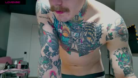 Snapshot of white_king999 chatting on December 19, 3:57 am Max online show from December 19, 3:57 am