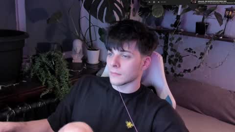 Snapshot of whiteegrimm chatting on December 2, 6:32 pm Gus online show from December 2, 6:32 pm