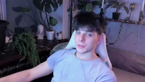 Snapshot of whiteegrimm chatting on December 7, 9:00 pm Gus online show from December 7, 9:00 pm