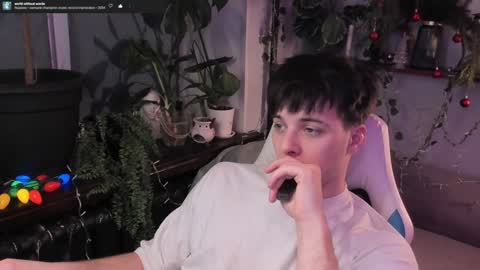 Snapshot of whiteegrimm chatting on December 25, 8:07 pm Gus online show from December 25, 8:07 pm