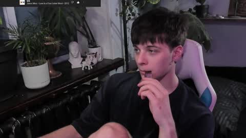 Snapshot of whiteegrimm chatting on March 5, 8:32 pm Gus online show from March 5, 8:32 pm