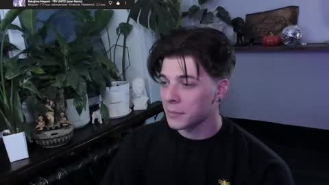 Snapshot of whiteegrimm chatting on November 27, 9:28 pm Gus online show from November 27, 9:28 pm