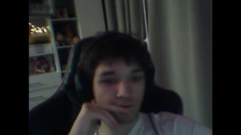 Snapshot of whitekingg chatting on November 23, 1:33 pm whitekingg online show from November 23, 1:33 pm