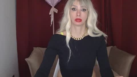 White Queen online show from February 3, 8:35 pm