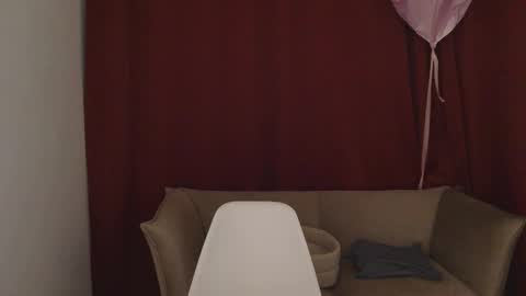 White Queen online show from March 3, 5:39 pm