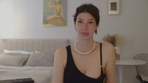 White Queen online show from June 17, 4:37 am