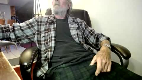 whofcares2 online show from December 18, 6:58 pm