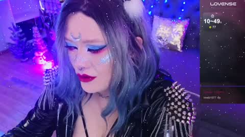 Snapshot of wickedxqueen chatting on January 1, 12:11 pm Laura online show from January 1, 12:11 pm