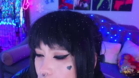 Snapshot of wickedxqueen chatting on January 1, 11:29 pm Laura online show from January 1, 11:29 pm