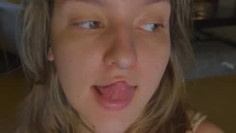 Snapshot of wievin chatting on December 18, 12:22 pm VI online show from December 18, 12:22 pm