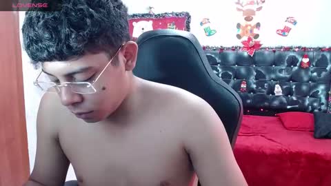 Snapshot of wiilliam_20 chatting on December 18, 5:52 pm wiilliam online show from December 18, 5:52 pm