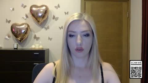 Snapshot of wild_silk_desire chatting on June 8, 3:23 pm Alina online show from June 8, 3:23 pm