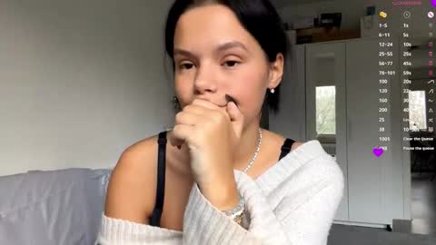 Snapshot of wildahankin chatting on December 5, 8:01 am Mia online show from December 5, 8:01 am