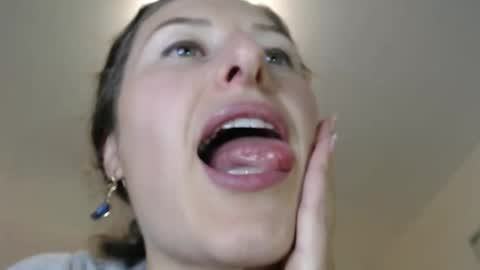 WildRose L - check my Pinned tweet if you dont see me online within 5 minutes after Ive sent email notifications online show from December 5, 1:36 am