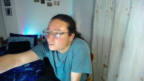 Snapshot of willmonkey chatting on December 19, 4:19 am willmonkey online show from December 19, 4:19 am