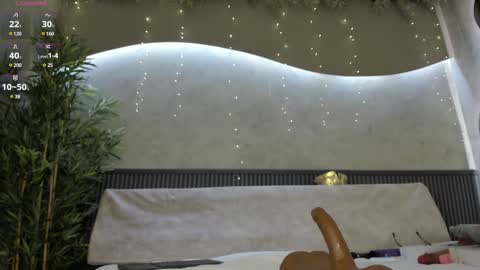 Snapshot of willow_hendrix chatting on December 10, 3:44 pm Ms Willow online show from December 10, 3:44 pm