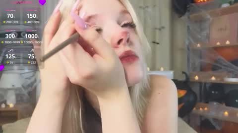 Snapshot of wilonebute chatting on October 31, 1:28 am Mary online show from October 31, 1:28 am