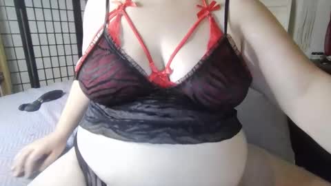 Snapshot of winnieatplay chatting on October 30, 4:58 am Winnie online show from October 30, 4:58 am