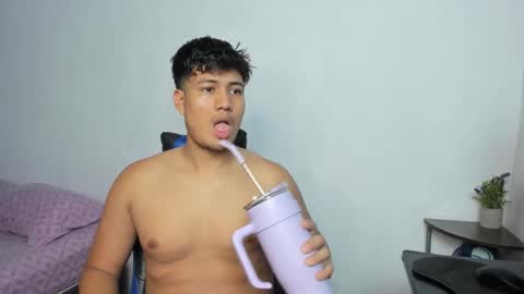 Snapshot of wish_coup_18151170 chatting on November 19, 8:42 pm Alice and Mike online show from November 19, 8:42 pm