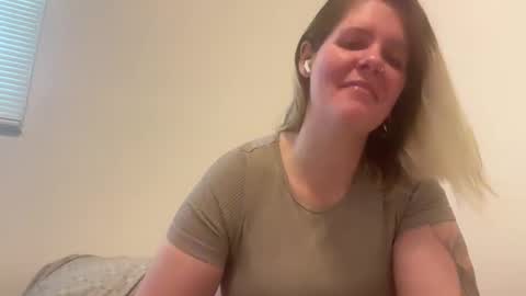 Snapshot of wldntulik2no chatting on December 4, 5:11 pm Moth online show from December 4, 5:11 pm