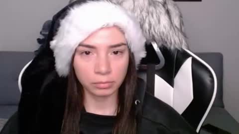 Snapshot of wolfs_daughter chatting on December 10, 2:27 am Alex online show from December 10, 2:27 am