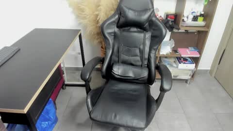 Snapshot of wolker_allan chatting on December 1, 10:48 pm wolker_allan online show from December 1, 10:48 pm