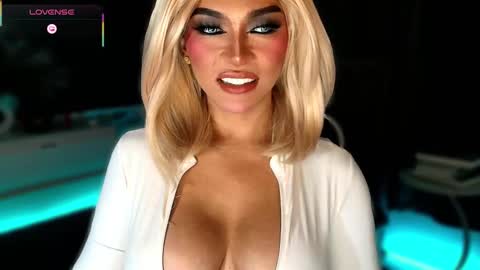 Snapshot of womanofyourdesire_ts chatting on November 9, 4:11 am Julia online show from November 9, 4:11 am