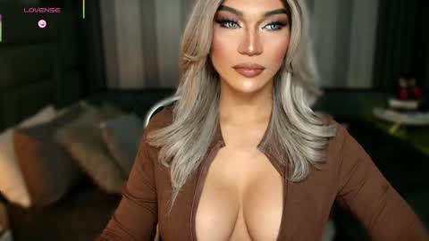 Snapshot of womanofyourdesire_ts chatting on December 2, 2:17 am Julia online show from December 2, 2:17 am