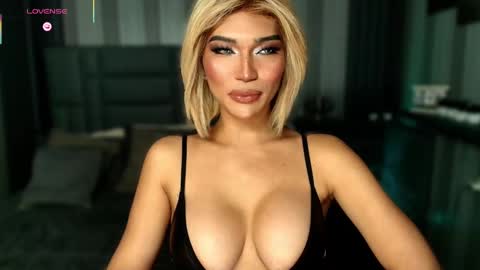 Snapshot of womanofyourdesire_ts chatting on December 17, 1:22 am Julia online show from December 17, 1:22 am