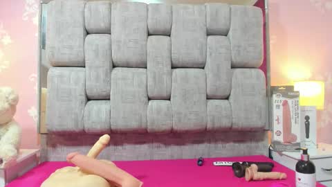 wonderkloe_ online show from November 16, 7:30 pm