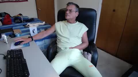 Snapshot of worldlarge chatting on January 5, 1:36 pm Large one online show from January 5, 1:36 pm