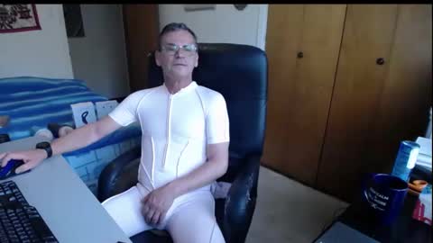 Snapshot of worldlarge chatting on September 28, 12:10 pm Large one online show from September 28, 12:10 pm