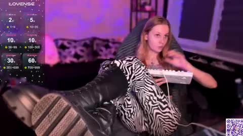 Snapshot of worldofllove chatting on November 14, 11:46 pm Arnika and Simon online show from November 14, 11:46 pm