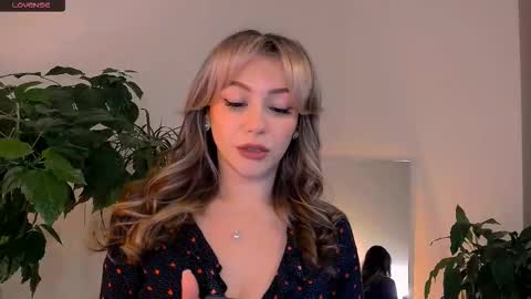 Snapshot of worldsbaby chatting on September 30, 3:17 pm worldsbaby online show from September 30, 3:17 pm