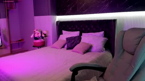 Snapshot of wow_maya chatting on November 5, 12:43 am Maya online show from November 5, 12:43 am