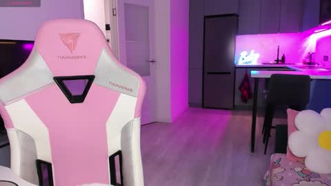 Emi online show from December 17, 4:02 pm