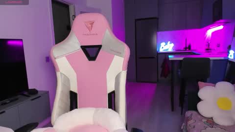 Emi online show from December 22, 4:04 pm