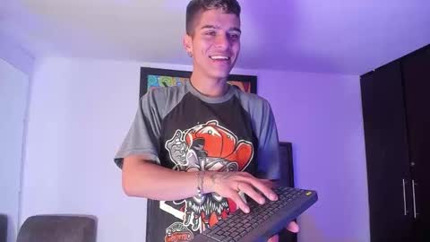 Snapshot of wyatt_2 chatting on November 8, 12:27 pm wyatt online show from November 8, 12:27 pm