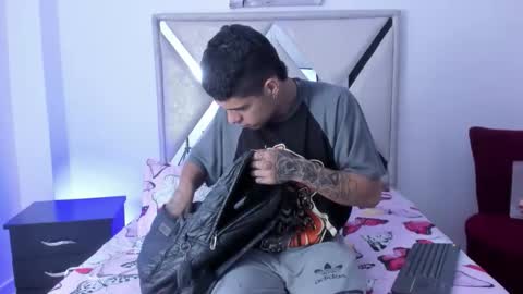 Snapshot of wyatt_2 chatting on November 25, 12:05 pm wyatt online show from November 25, 12:05 pm