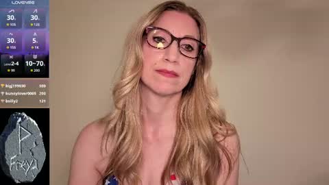 Snapshot of wynfreya chatting on July 4, 11:22 pm Wyn online show from July 4, 11:22 pm