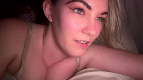 Snapshot of x_dreamgirl_x chatting on January 9, 6:38 am Mariah online show from January 9, 6:38 am