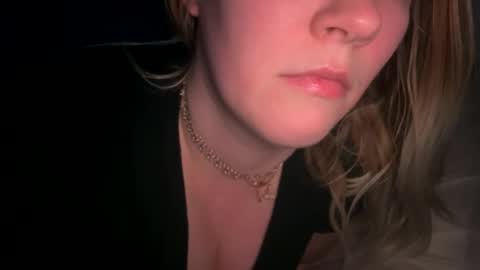 Snapshot of x_dreamgirl_x chatting on January 25, 8:53 am Mariah online show from January 25, 8:53 am