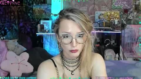 Snapshot of xaevynne chatting on November 29, 4:59 am Xaevynne Sometimes Milla Milla The Cute as a Buttom Brunette online show from November 29, 4:59 am