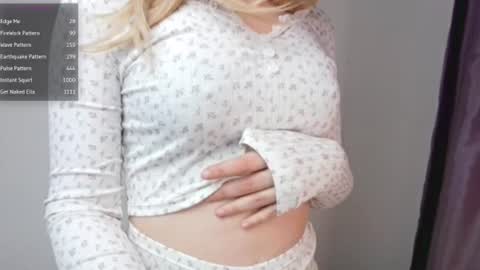 Snapshot of xella_wildx chatting on July 25, 6:22 am Ella online show from July 25, 6:22 am
