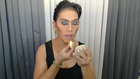 GWEN THOMPSON .......   online show from December 21, 4:19 am