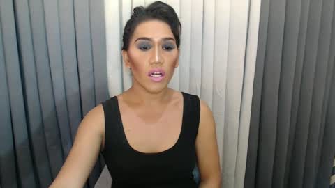 GWEN THOMPSON .......   online show from December 25, 3:29 am