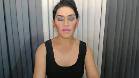 GWEN THOMPSON .......   online show from December 25, 11:31 pm