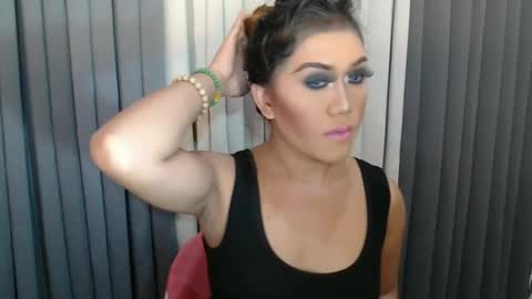 GWEN THOMPSON .......   online show from January 11, 11:56 pm